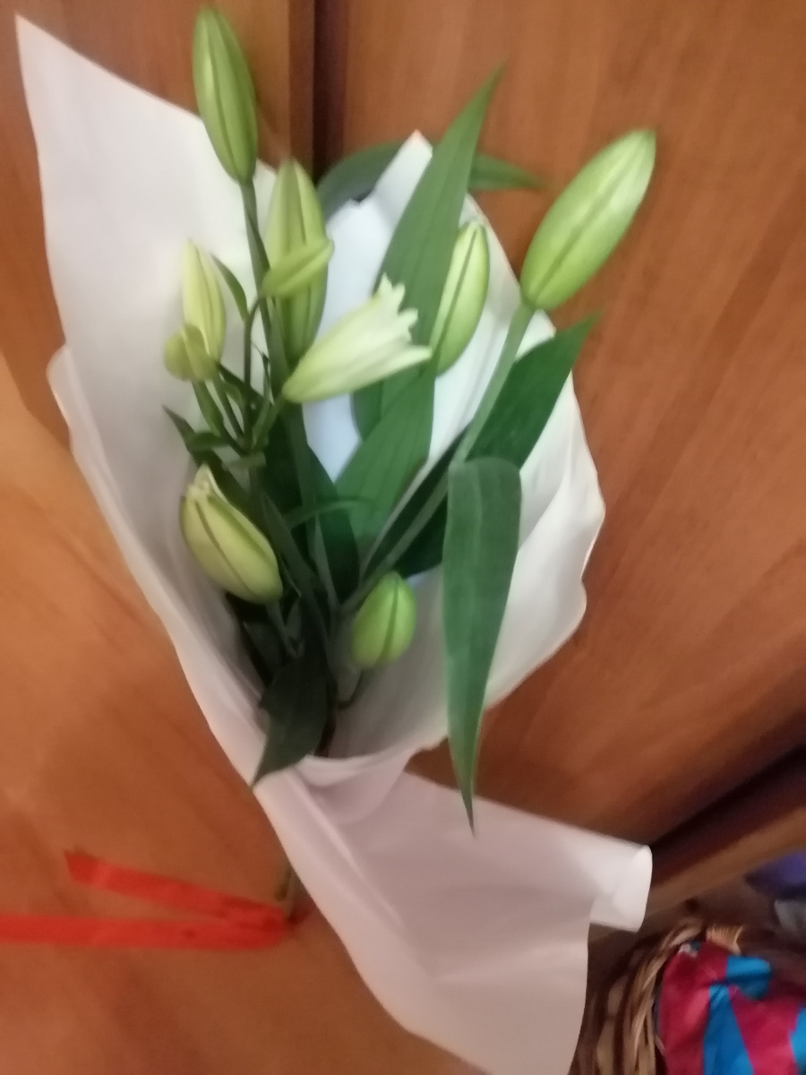 Лилии. Букет не мой и не мне, но сняла я))
