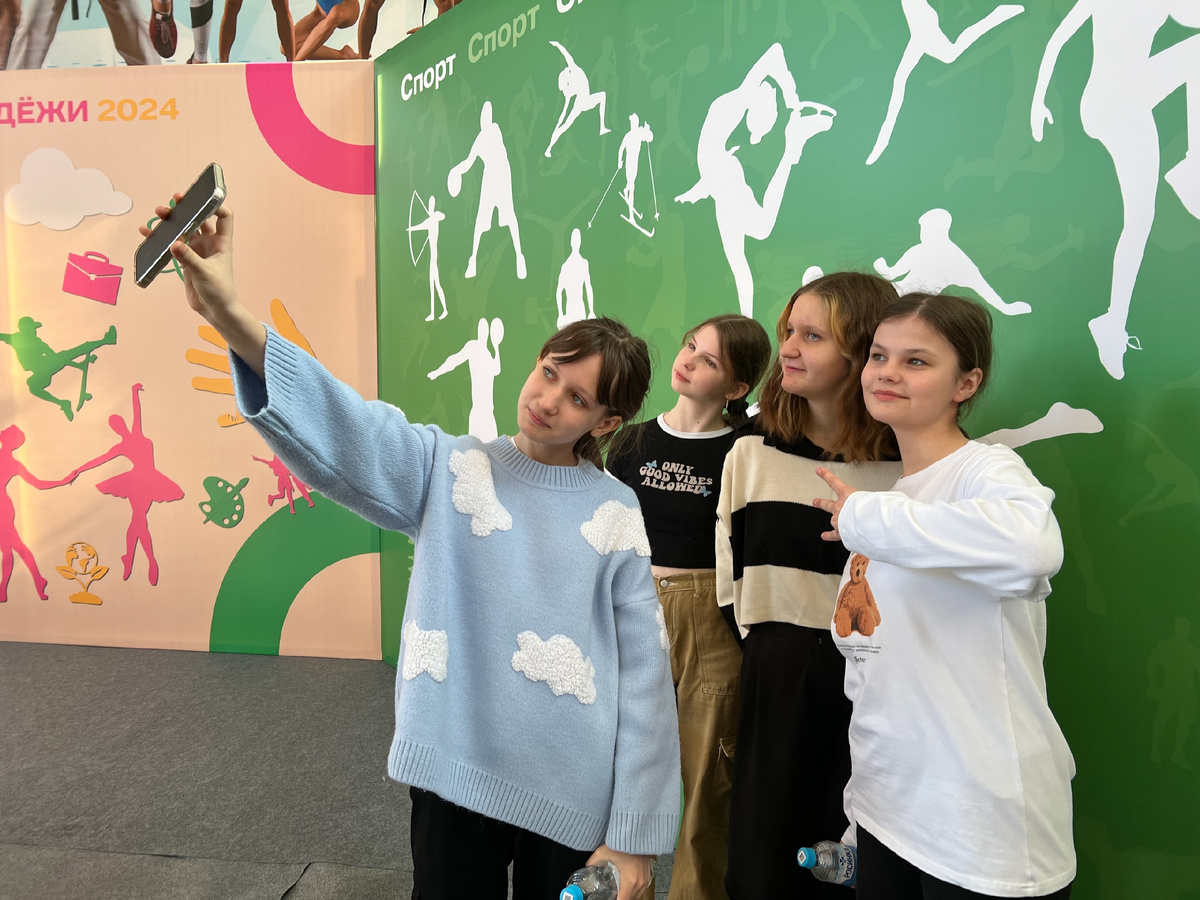 Подростки участвуют в молодежном фестивале "Действуй"