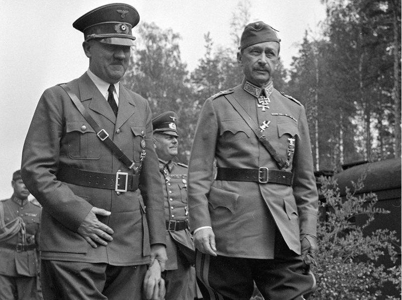 Главнокомандующий армии Финляндии К. Маннергейм (справа) предал Адольфа Гитлера. Вместе с фашистской Германией Финляндия сначала напала на Советский Союз, а в 1944 г. переметнулась на сторону победителей, вместе с советскими войсками добивая германскую армию на территории Финляндии. Финляндия она такая. 