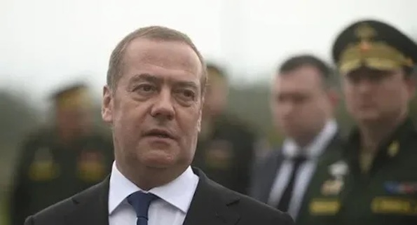 Заместитель председателя Совета безопасности России Дмитрий Медведев в пункте пропуска в Светлогорске Ленинградской области на границе с Финляндией. 5 сентября 2025 г.