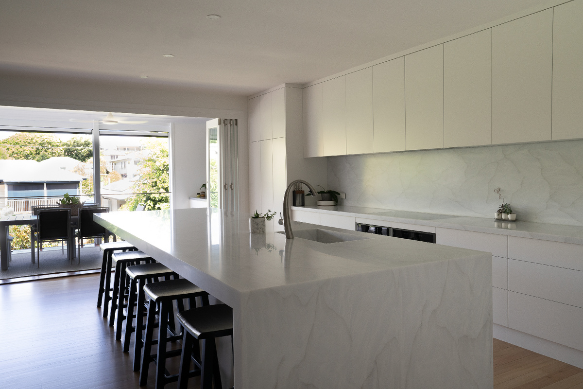 Остров и столешница из акрилового камня Staron Supreme Rotor Cloud VR 322