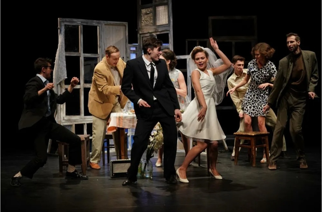 Сцена из спектакля "Прощание в июне" (учебный театр ИРГИСИ) 