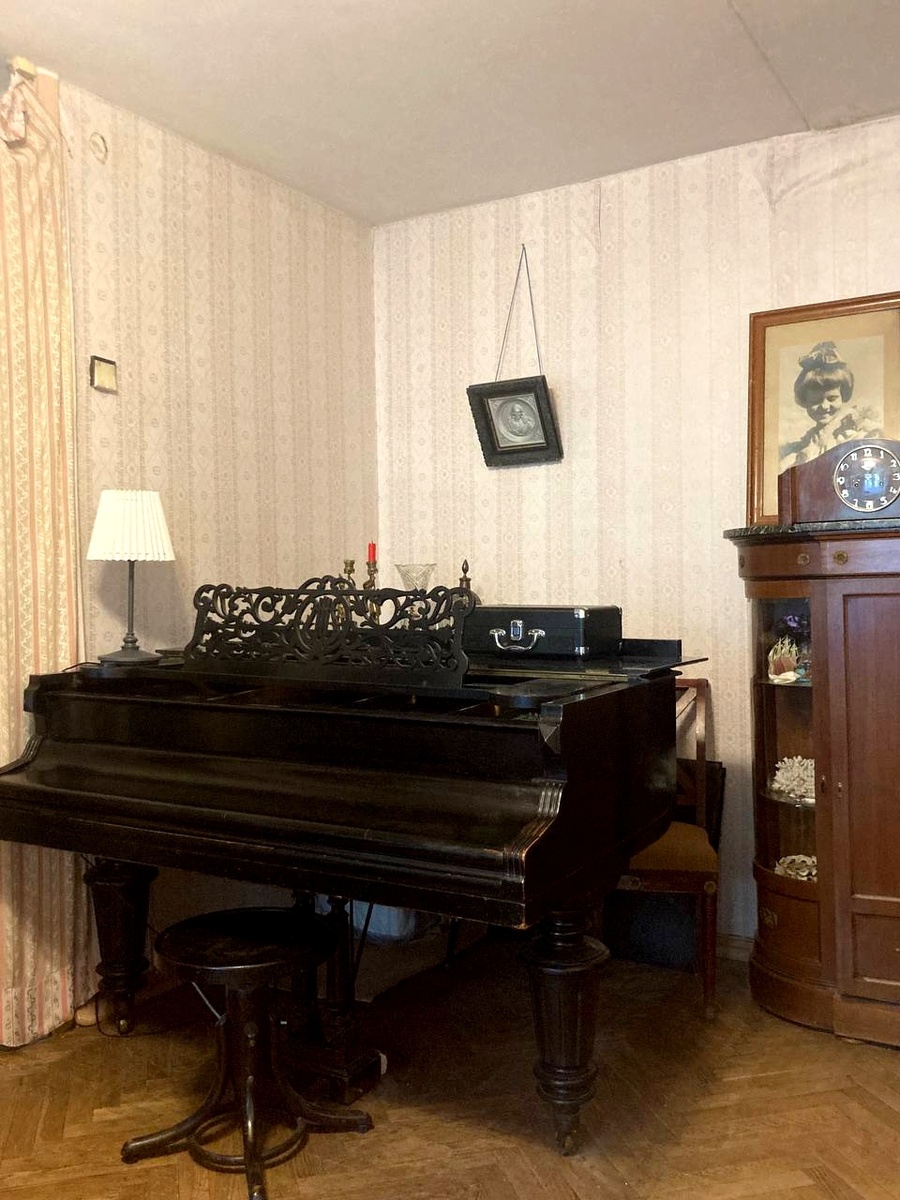 Фото от дочери из московской квартиры друга.