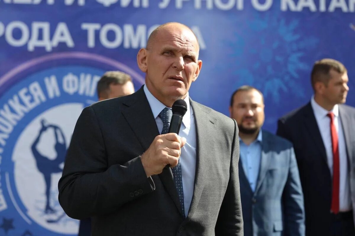    Александр Карелин принял участие в открытии спортплощадки школы хоккея