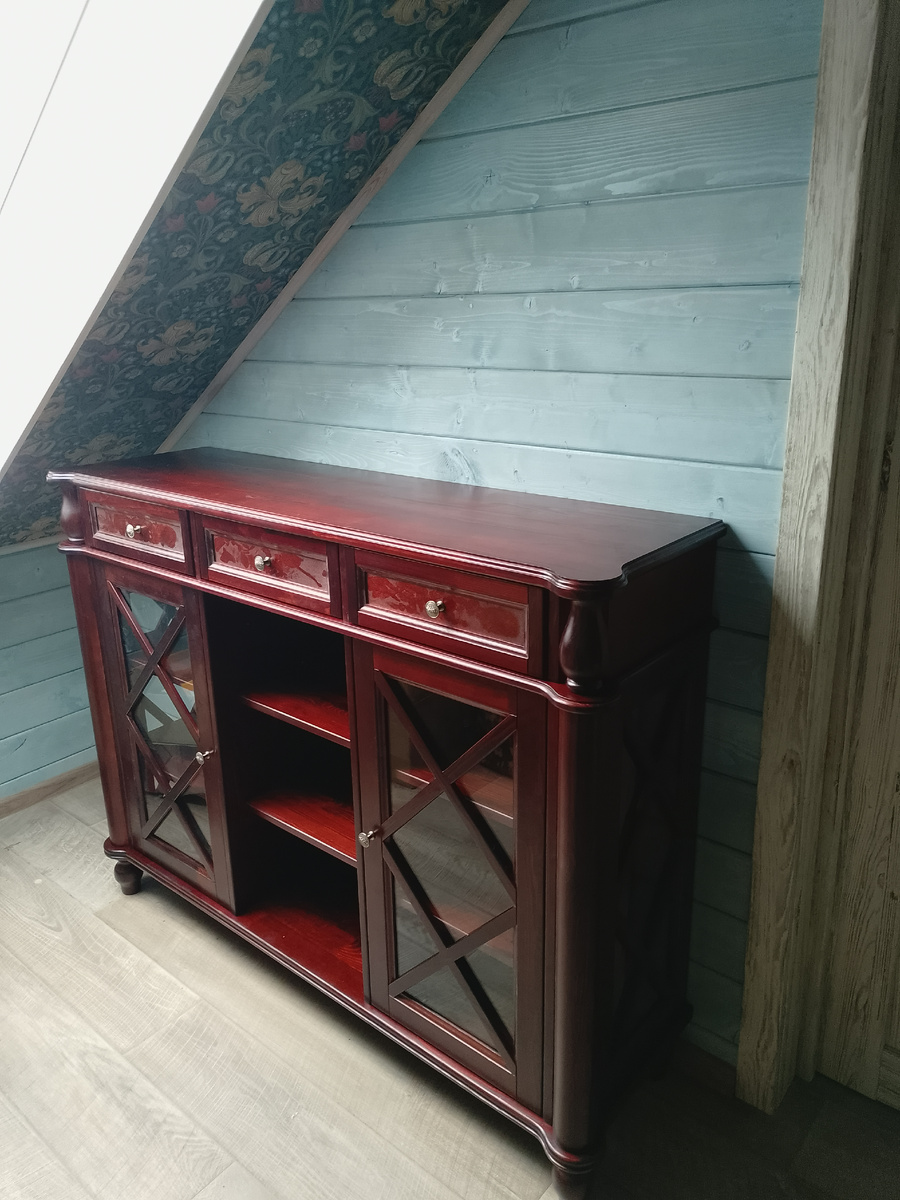 Чудесненько совпадает по цвету с цветочками на обоях