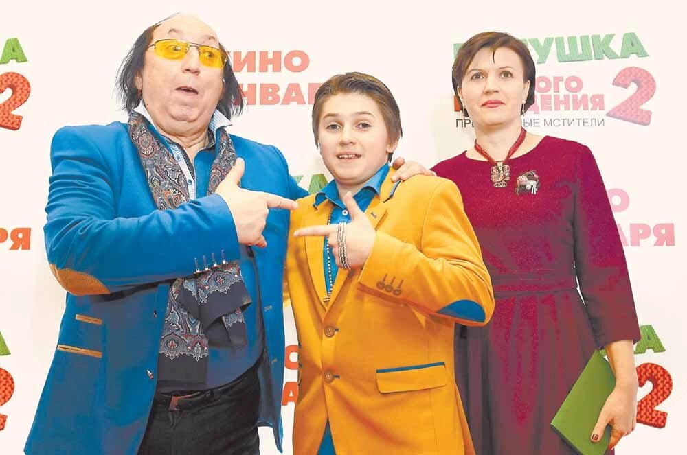    Евгений Герчаков с супругой Оксаной и сыном Егором на премьере фильма «Бабушка лёгкого поведения 2. Престарелые мстители». Фото: РИА Новости/ Екатерина Чеснокова
