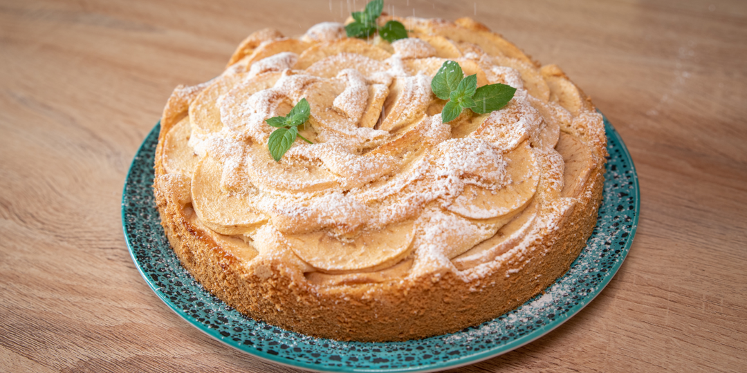 Бисквитный пирог с яблоками. Эх, добавила бы больше яблок, была бы шарлотка