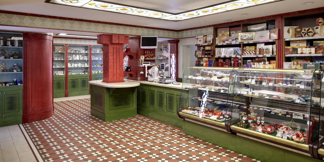 Метлахская плитка в общественных местах.