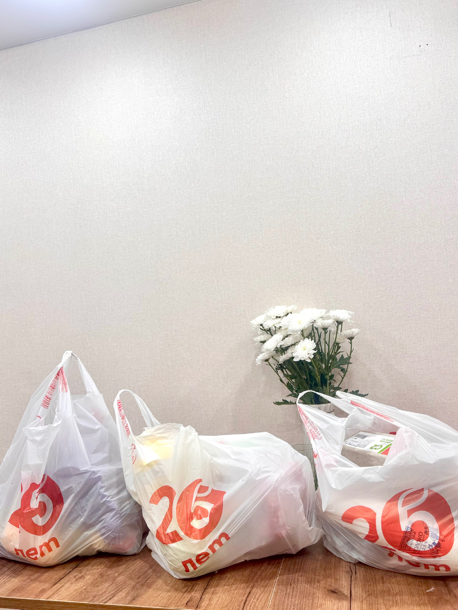 Столько пакетов с продуктами!