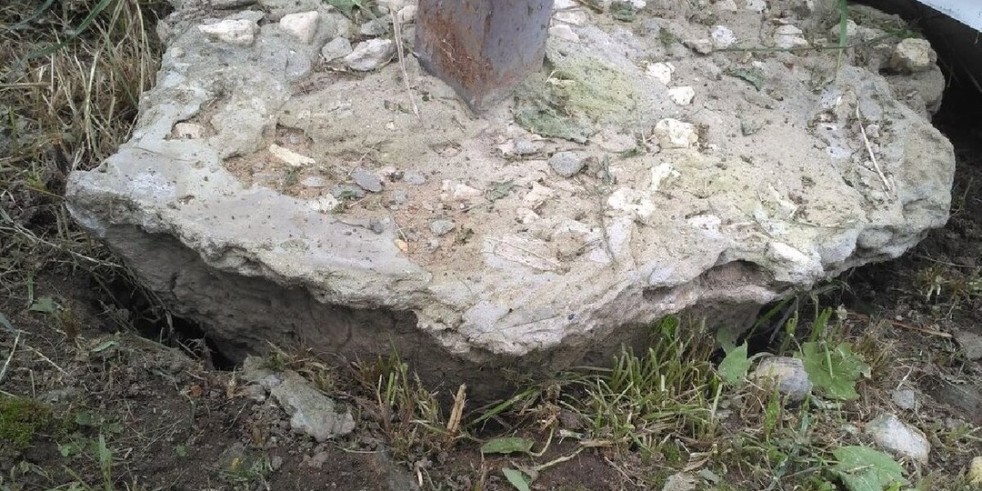 Как правильно заливать столбы для забора, чтобы их не выдавило зимой