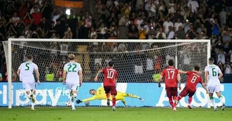 Сперцян пробивает пенальти