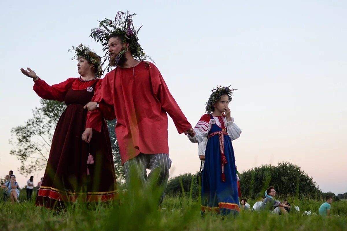    Генетики доказали взрывное расселение генетически однородных славян по всей Европе. А на вопрос, где же была их прародина, пока что лучше отвечают археология и лингвистика.