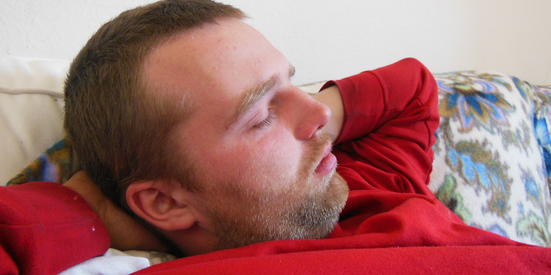 Как бороться с храпом: почему он опасен