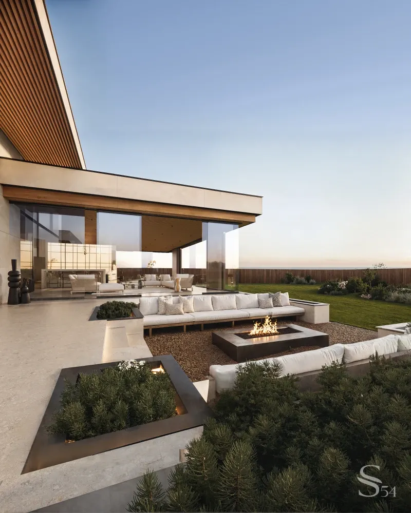 Терраса с местом для открытого огня и кинотеатром на свежем воздухе