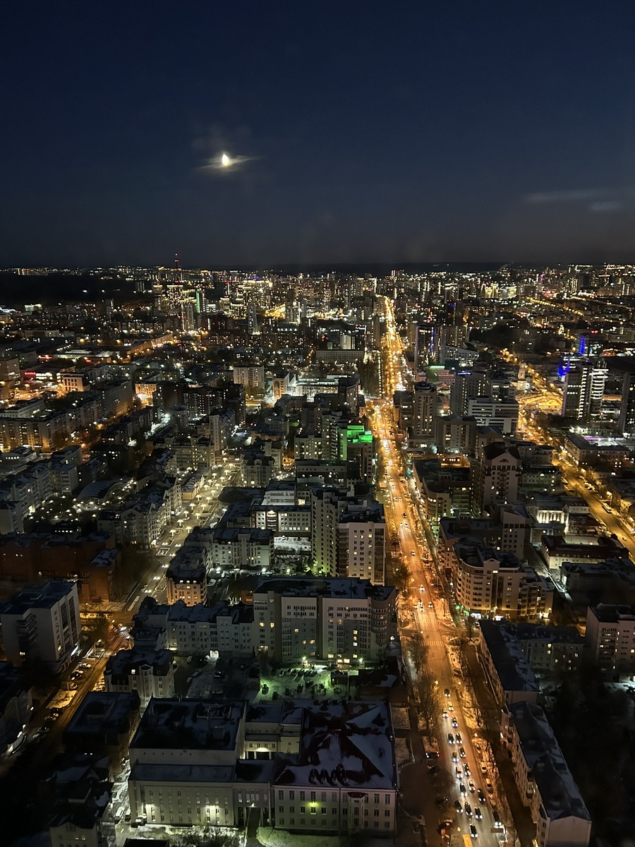 Екатеринбург, мой любимый город, один из немногих любимых. Но это те, где я живу, бываю. А так, города все люблю, в принципе. Сам городской дух, людей, суету, где кипит жизнь...