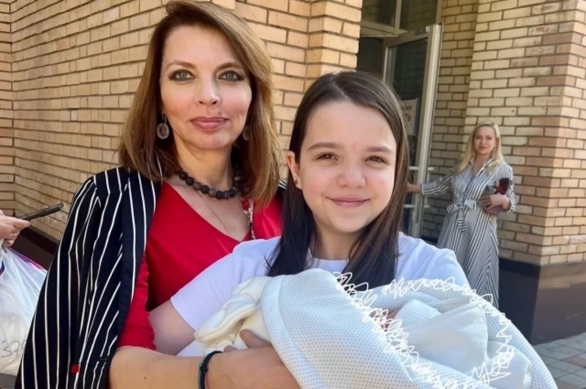    Своего внука Екатерина встречала вместе с его старшей сестрой Полиной.