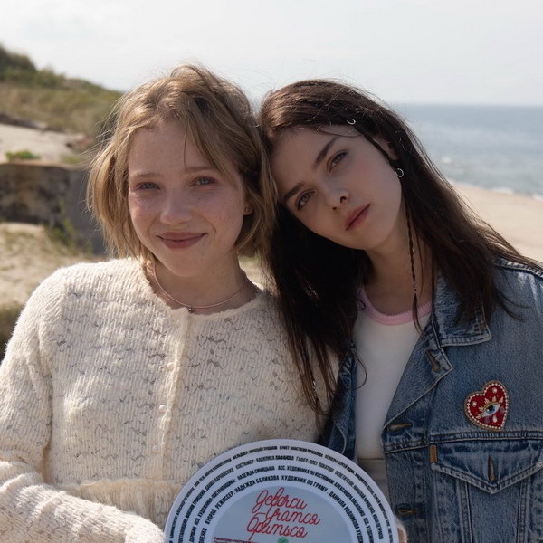     Ольга Сутулова и Ирина Пегова снимаются в фильме «Девочки учатся бриться»