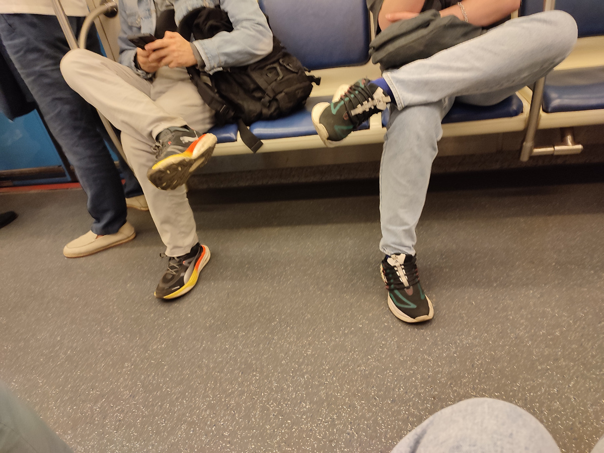 В современном обществе наметилась тенденция сидеть в общественных местах задрав ногу на ногу особым образом или вытянув их на всю длину, а то и больше. Для чего и почему?