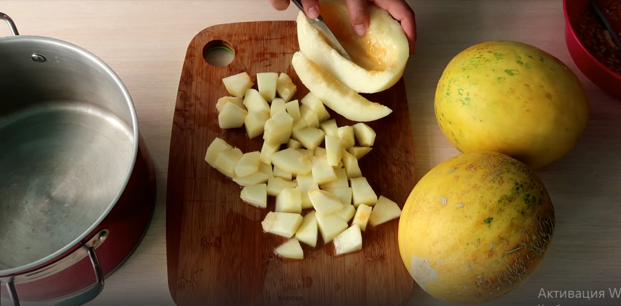 Нарезаем дыню небольшими кусочками