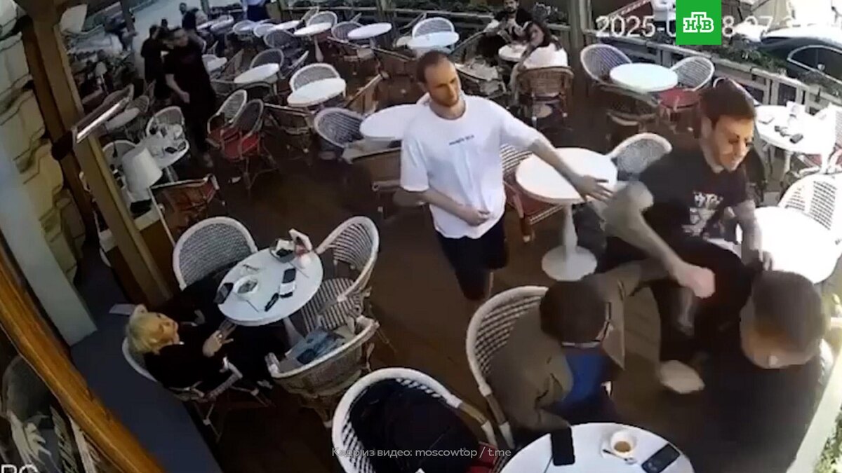    Футболист Смолов устроил драку в московском кафе