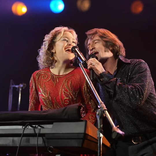     Кейт Хадсон и Хью Джекман исполняют песни Нила Даймонда в трейлере «Song Sung Blue»