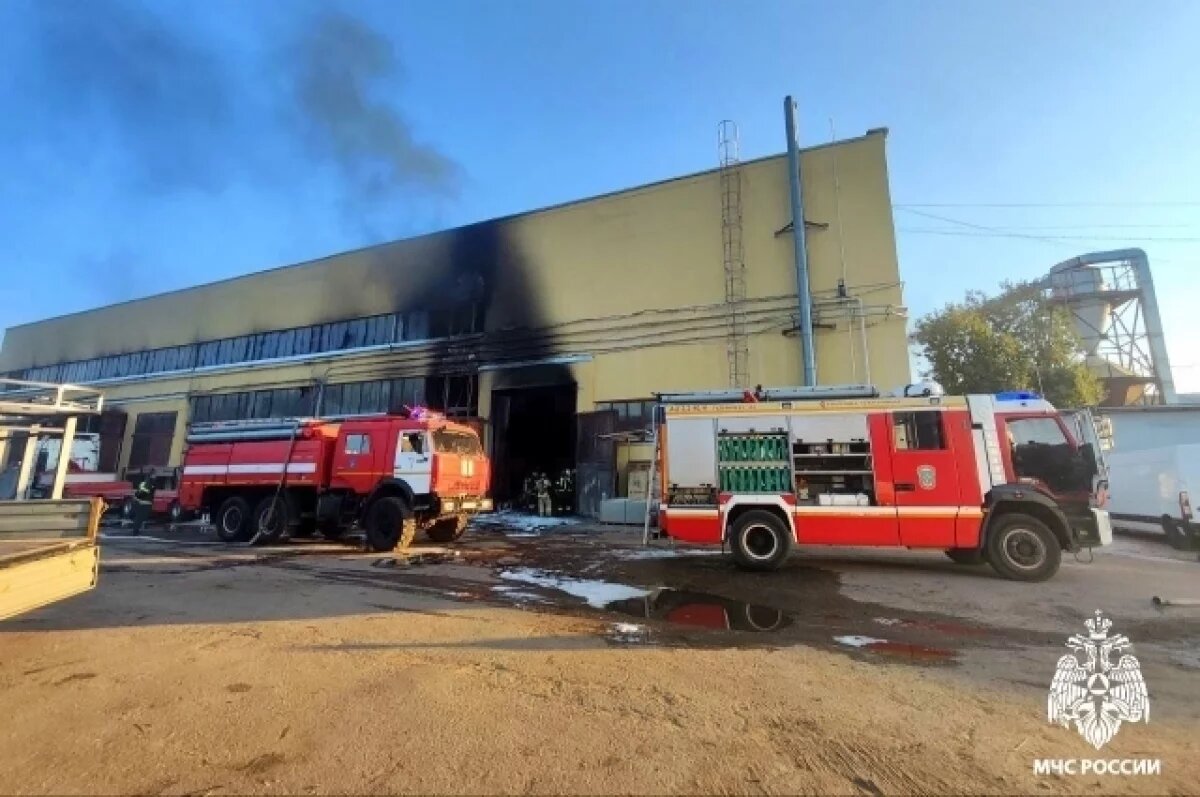    Смоленские огнеборцы сдержали пожар в промзоне