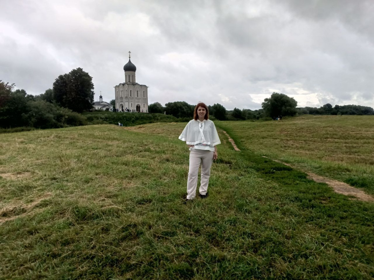 Идея фотографии на фоне Храма Покрова на Нерли. Фото автоа. Июль 2025 г. 