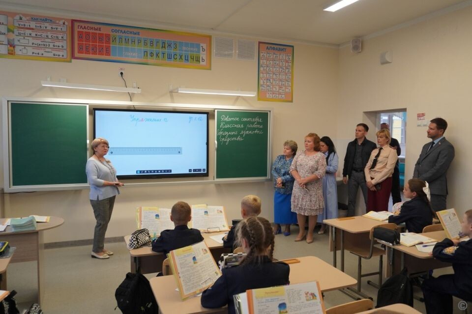    Комиссия в новом корпусе лицея №52 в Барнауле. Источник: barnaul.org
