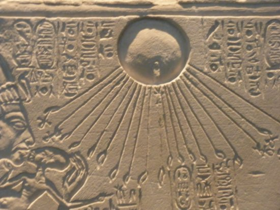 Символическое изображение Атона (бога).
