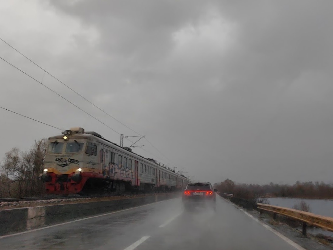 За неимением фото пакистанских поездов пусть для иллюстрации будет поезд балканский. Картинка для передачи туманных перспектив, связанных с реализацией описываемого маршрута. 