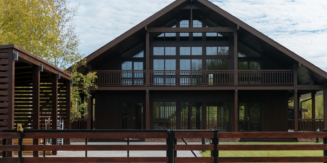 СОВРЕМЕННАЯ КЛАССИКА ЗАГОРОДНЫХ ДОМОВ В СТИЛЕ "ШАЛЕ" КОМПАНИИ NATURI