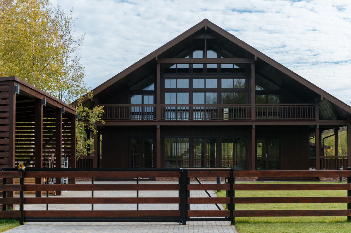 Двухэтажный загородный дом из вертикального бруса NATURI по проекту "Шале"