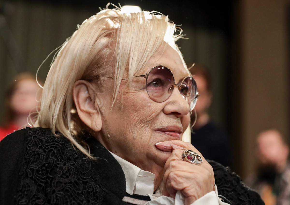 Галина Борисовна Волчек — советская и российская актриса театра и кино, театральный режиссёр, педагог. Герой Труда Российской Федерации, народная артистка СССР, лауреат Государственной премии СССР и Премии Президента Российской Федерации.