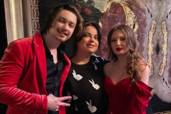    Наташа Королева с сыном и невесткой. Фото: ТВЦ