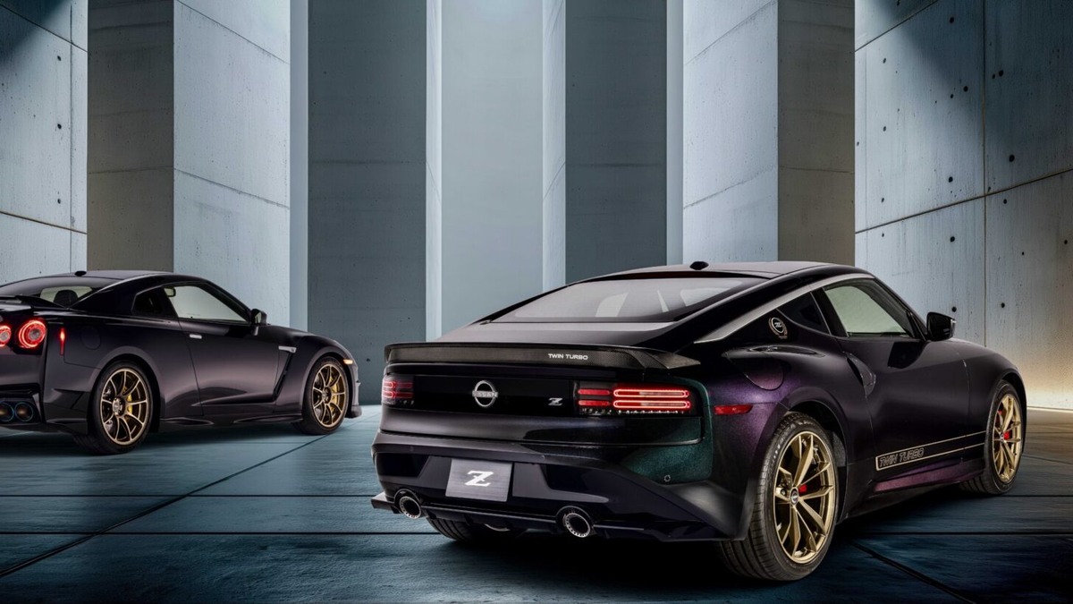    Nissan Z Heritage Edition и Nissan 300ZX. Фото Nissan