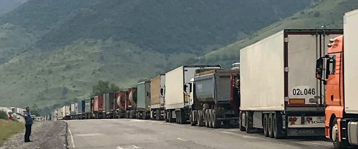 СОТНИ ФУР ОСТАЮТСЯ В ПРОБКЕ НА ВОЕННО-ГРУЗИНСКОЙ ДОРОГЕ