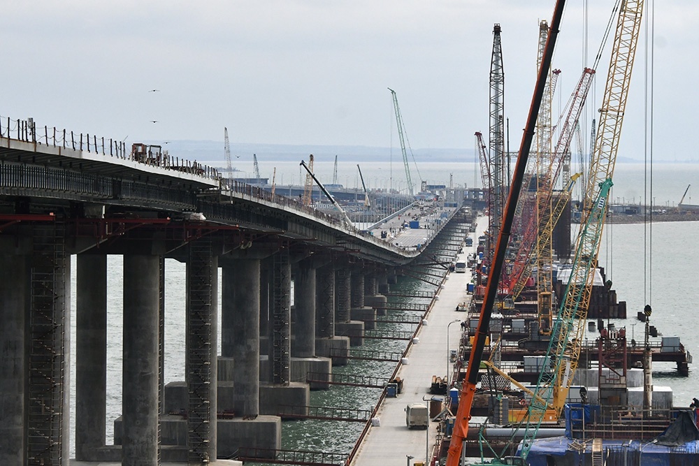    Всего на выбор было представлено четыре инженерных проекта моста, из которых выбрали самый протяженный, но самый безопасный. / Фото: Георгий Зимарев/РИА Новости