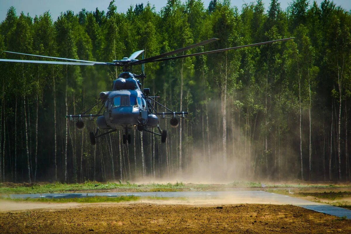 вертолет взлетает в тайге