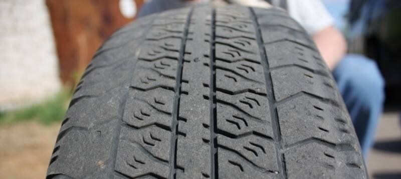 Опасный износ: Почему резина стирается только с одной стороны колеса?