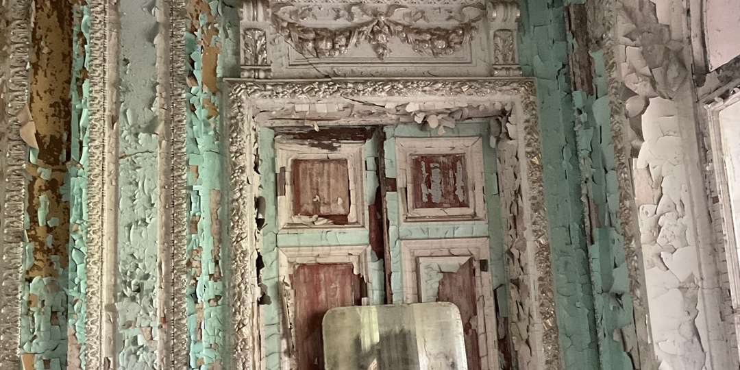 Старинная заброшенная усадьба булочника-поставщика Александра II