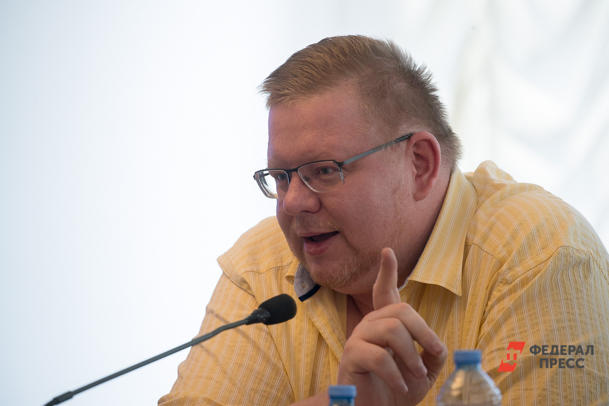 Павел Данилин сверил часы со свердловскими экспертами.  Фото: ФедералПресс / Виктор Вытольский