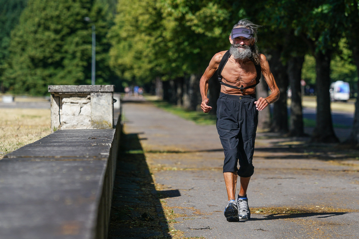 Возрастной рижанин занимается ходьбой в парке © Sputnik 