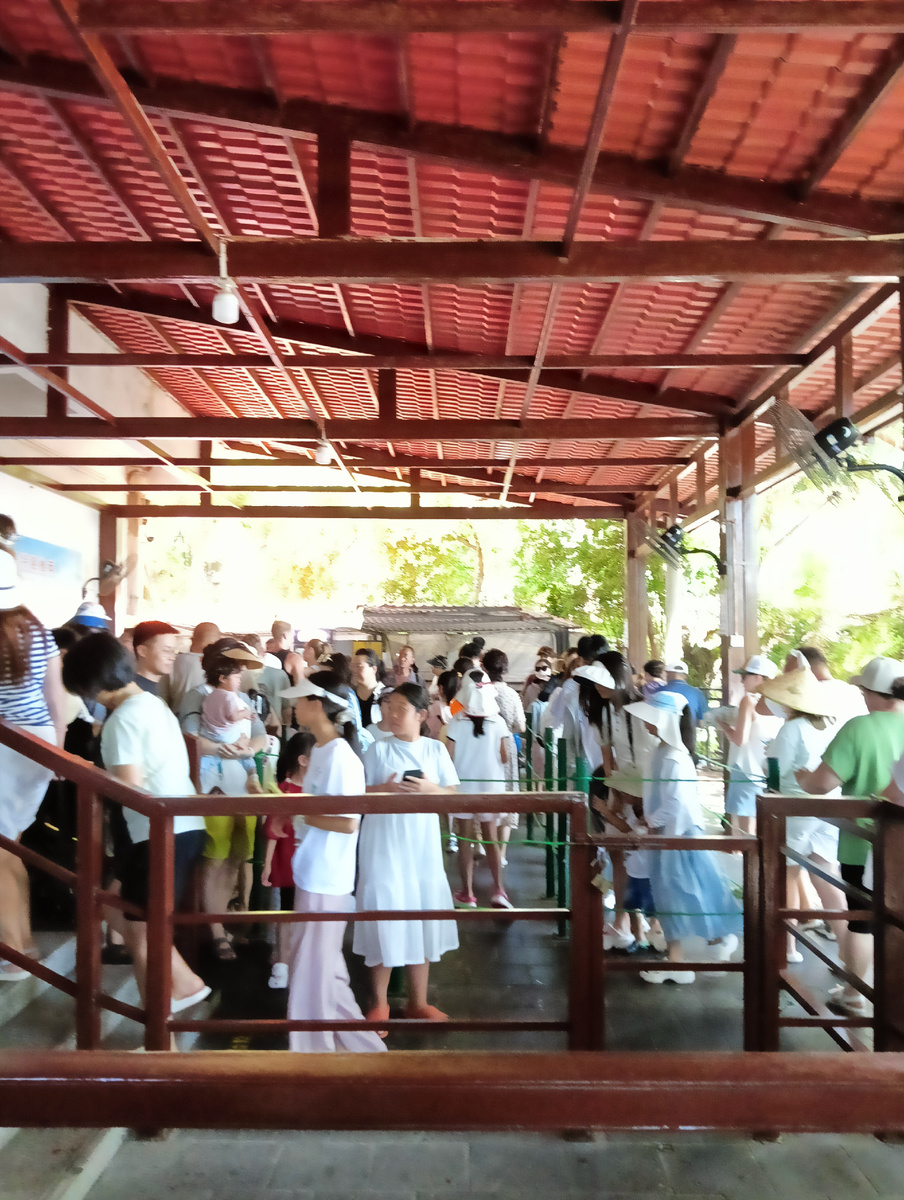 Очередь к кабинкам на канатной дороге