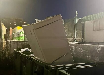Самарец выбросил холодильник в мусорный контейнер