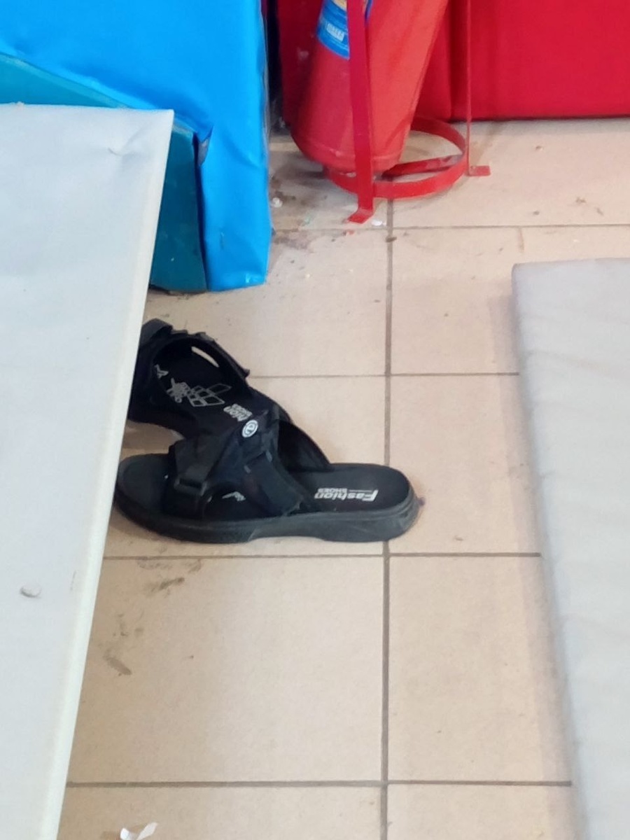 Грязь на полу бабутного парка "Манки Фанки" в Орске