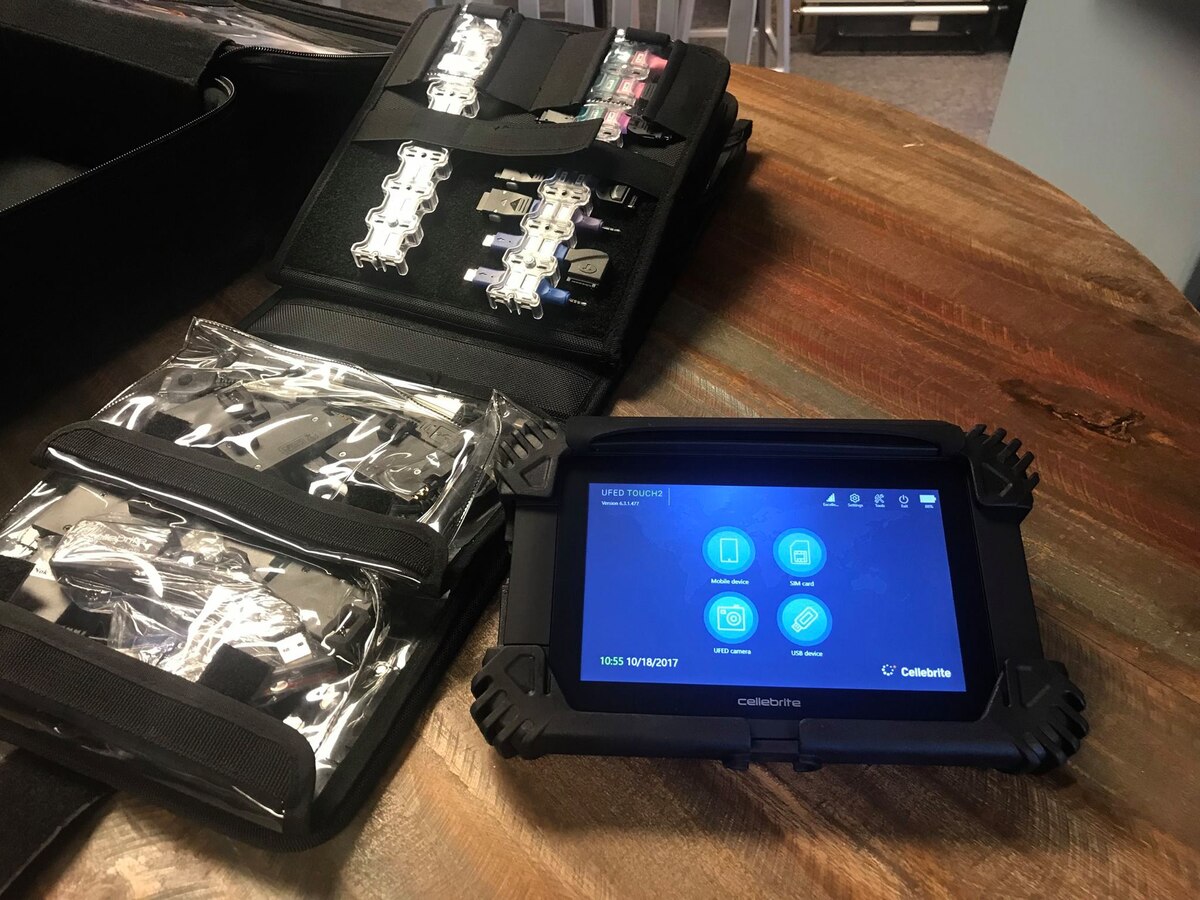 «Cellebrite UFED Touch 2» с набором комплектующих (блок питания, органайзер кабелей и разъемов и др.)