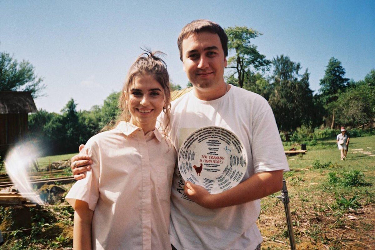 Полина Денисова и режиссёр Кирилл Логинов на съёмках картины "Три свадьбы и один побег". @Пресс-служба кинокомпании Пионер