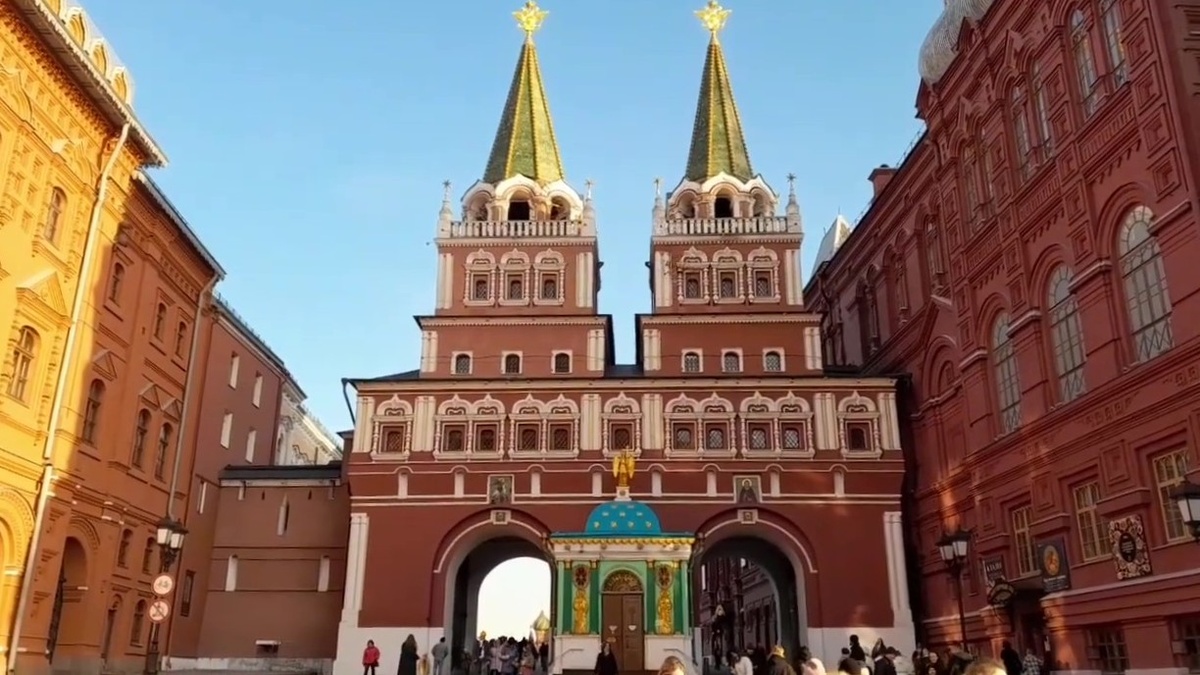 Воскресенские ворота и часовня Иверской иконы Божией Матери.