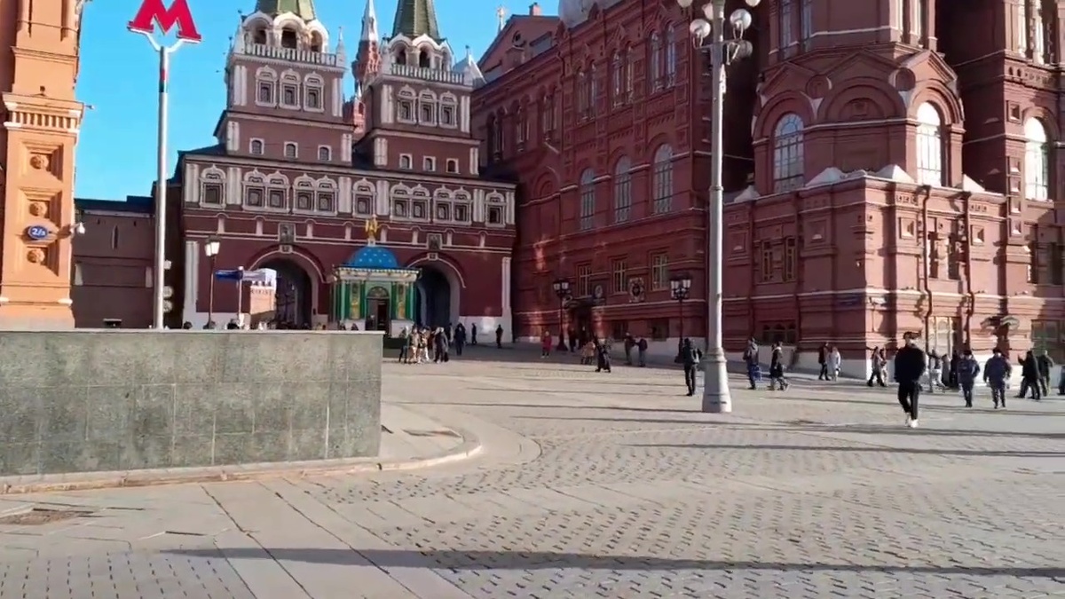 Перед Воскресенскими воротами со стороны Манежной площади - нулевой километр