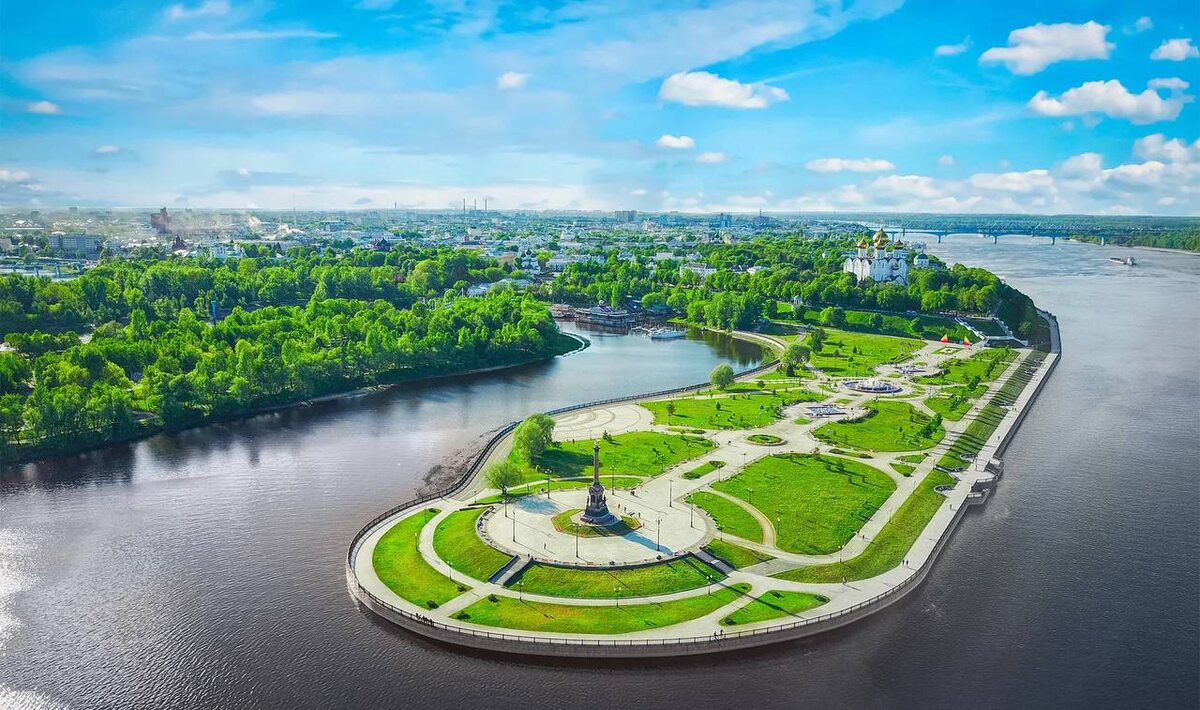 Парк на Стрелке, одна из главных достопримечательностей Ярославля, находится на мысе при впадении реки Которосль (слева) в Волгу (справа). 